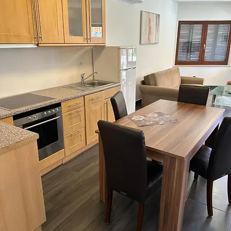Nikola Apartment *